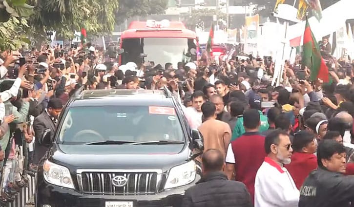 দেড় যুগ পর বাবার কবরে তারেক রহমান, নেতাকর্মীদের ভিড়