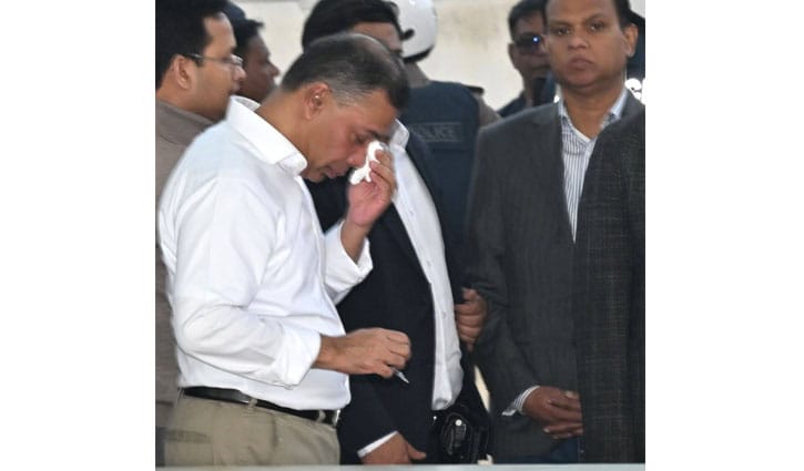 বাবার সমাধিতে অশ্রুসিক্ত তারেক রহমান