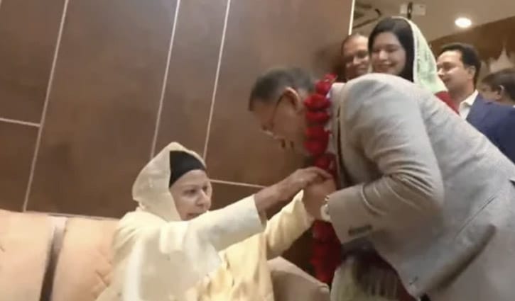 তারেক রহমানকে ফুলের মালা পরিয়ে বরণ করলেন শাশুড়ি