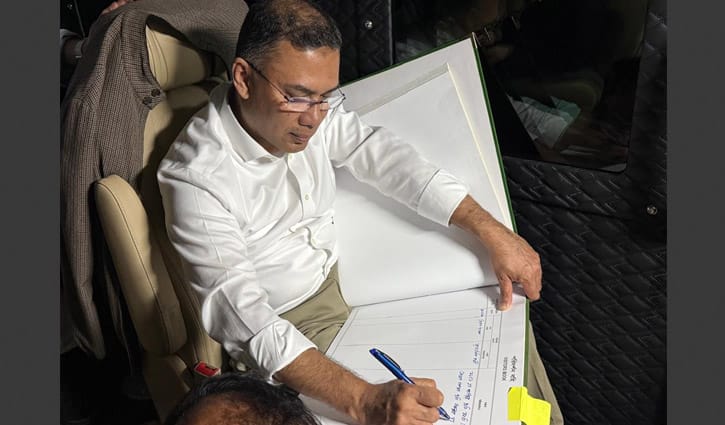 স্মৃতিসৌধের পরিদর্শন বইয়ে পরিচয় ‘রাজনৈতিক কর্মী’ লিখলেন তারেক রহমান