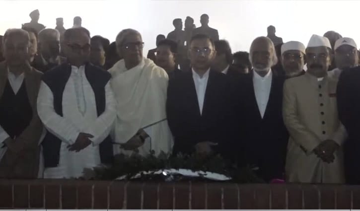 নীরবে দাঁড়িয়ে মুক্তিযুদ্ধের বীর শহীদদের প্রতি তারেক রহমানের শ্রদ্ধা