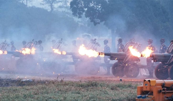 ৩১ বার তোপধ্বনির মাধ্যমে বীর শহীদদের প্রতি গান স্যালুট প্রদর্শন