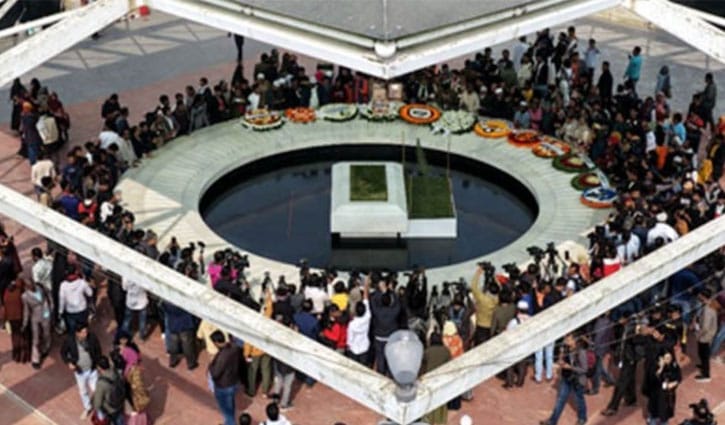 খালেদা জিয়ার সমাধিস্থল উন্মুক্ত, কবর জিয়ারতে মানুষের ঢল