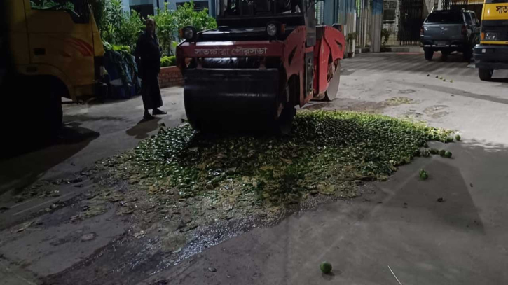 সাতক্ষীরায় ট্রাকভর্তি ৪ মে. টন অপরিপক্ব আম জব্দ সাতক্ষীরায় ট্রাকভর্তি ৪ মে. টন অপরিপক্ব আম জব্দ