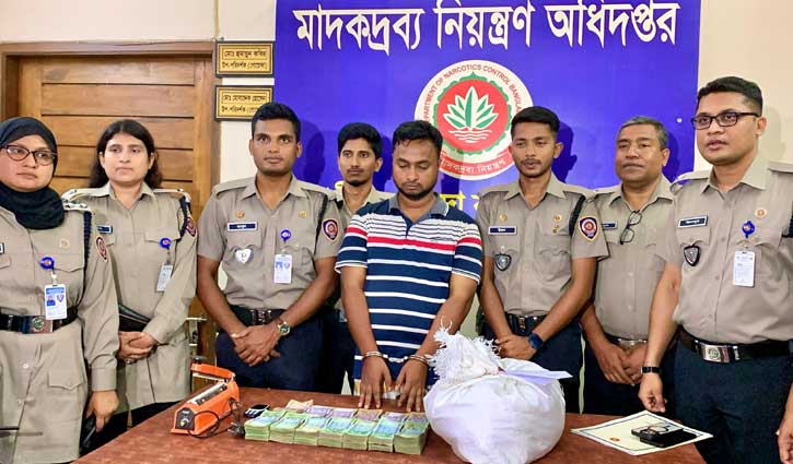 সাড়ে ৬ কেজি হেরোইন উদ্ধার, কারবারি গ্রেপ্তার সাড়ে ৬ কেজি হেরোইন উদ্ধার, কারবারি গ্রেপ্তার