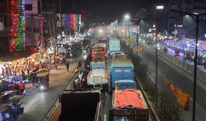 বেতনের দাবিতে শ্রমিকদের ঢাকা-আরিচা সড়ক অবরোধ 
