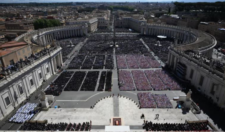 পোপ ফ্রান্সিসের শেষকৃত্যে অংশ নিয়েছে ৪ লাখ মানুষ