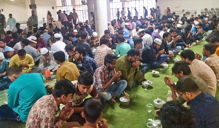 বাকৃবি শাখা শিবিরের ইফতারে শিক্ষার্থীদের ঢল