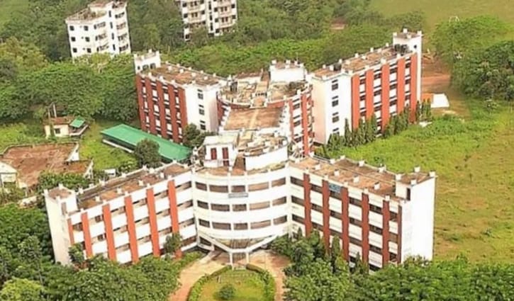 অনিয়মের খোঁজ নেওয়ায় সাংবাদিকের চাকরি খাওয়ার হুমকি বেরোবি কর্মকর্তার