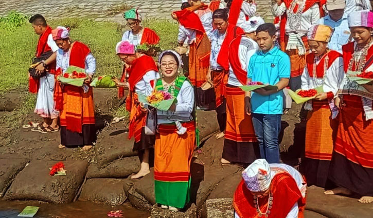 কাপ্তাইয়ে কর্ণফুলী নদীতে তঞ্চঙ্গ্যা সম্প্রদায়ের বিজু ফুল উৎসব
