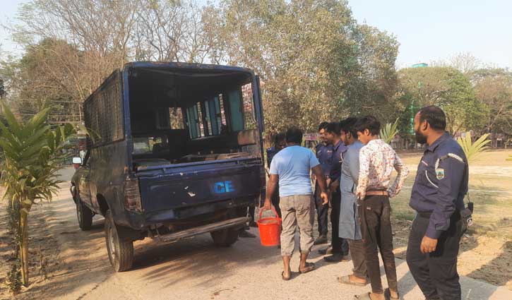 চাঁপাইনবাবগঞ্জে কলেজ ক্যাম্পাস থেকে ৫ ককটেল উদ্ধার 