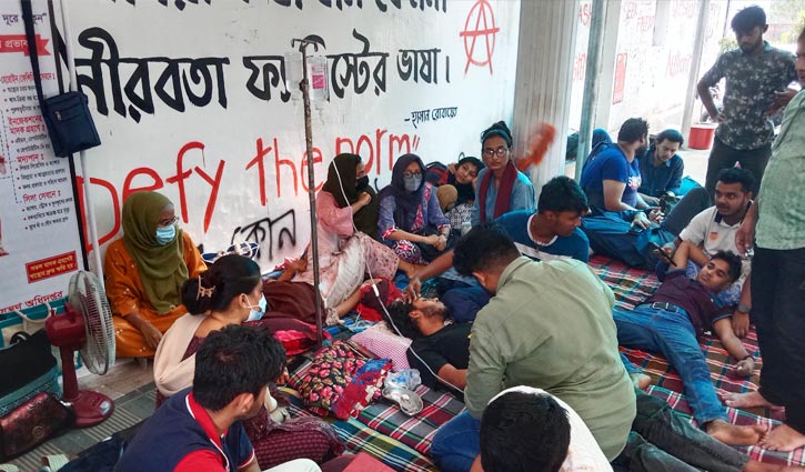 অনশনে অসুস্থ চবির ২ শিক্ষার্থী অনশনে অসুস্থ চবির ২ শিক্ষার্থী