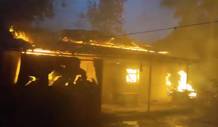 নরসিংদীতে কিশোরীকে ধর্ষণের অভিযোগ, অভিযুক্তের বাড়িতে আগুন 