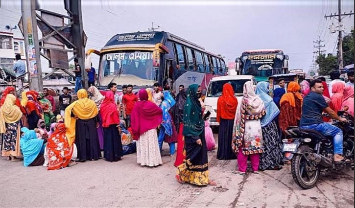 গাজীপুরে শ্রমিকদের সড়ক অবরোধ, আড়াই ঘণ্টা পর সচল যান চলাচল