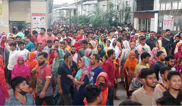 গাজীপুরে তুসুকার শ্রমিকরা দ্বিতীয় দিনের বিক্ষোভ ও কর্মবিরতিতে