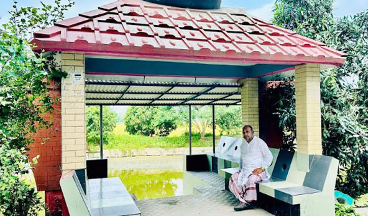 আ.লীগ ছাড়ার ঘোষণা দিয়ে নৌকার ভাস্কর্য ভাঙলেন নেতা