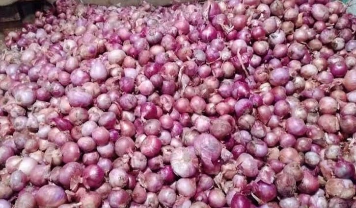 এক লাফে পেঁয়াজের দাম কমলো কেজিতে ১০ টাকা এক লাফে পেঁয়াজের দাম কমলো কেজিতে ১০ টাকা