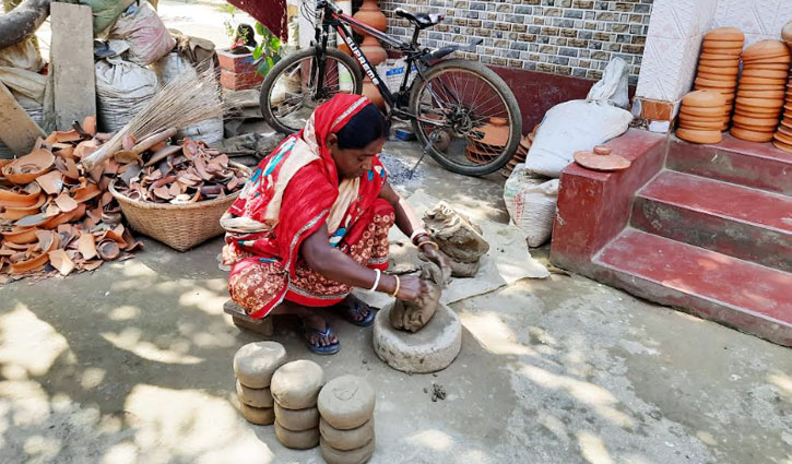বৈশাখকে সামনে রেখে ব্যস্ততা বেড়েছে হবিগঞ্জের মৃৎ শিল্পীদের