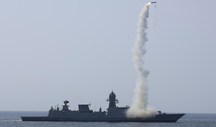 চরম উত্তেজনার মধ্যেই যুদ্ধজাহাজ থেকে ক্ষেপণাস্ত্র পরীক্ষা ভারতের