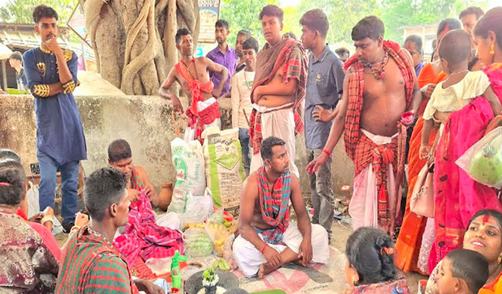 মহেশপুরে চড়ক পূজায় পুণ্যার্থীদের ঢল মহেশপুরে চড়ক পূজায় পুণ্যার্থীদের ঢল