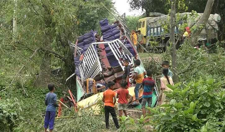 নিয়ন্ত্রণ হারিয়ে যাত্রীবাহী বাস খাদে, গাছে ঝুলছিল বাসটির ছাদ নিয়ন্ত্রণ হারিয়ে যাত্রীবাহী বাস খাদে, গাছে ঝুলছিল বাসটির ছাদ