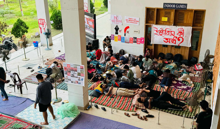 কুয়েট ভিসির পদত্যাগের দাবিতে আমরণ অনশন, অসুস্থ হয়ে পড়ছেন শিক্ষার্থীরা