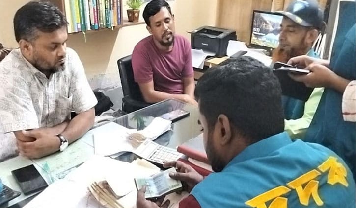 সাব-রেজিস্ট্রারের কার্যালয়ের নৈশপ্রহরীর পকেটে মিলল ৪০ হাজার টাকা