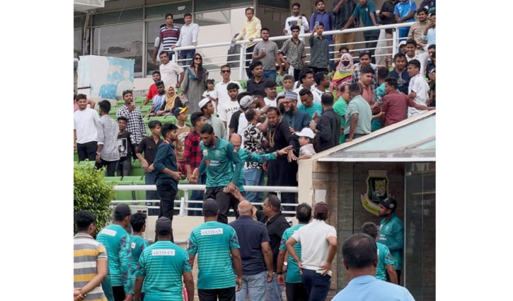 দর্শককে মারতে গেলেন মাহমুদউল্লাহ দর্শককে মারতে গেলেন মাহমুদউল্লাহ