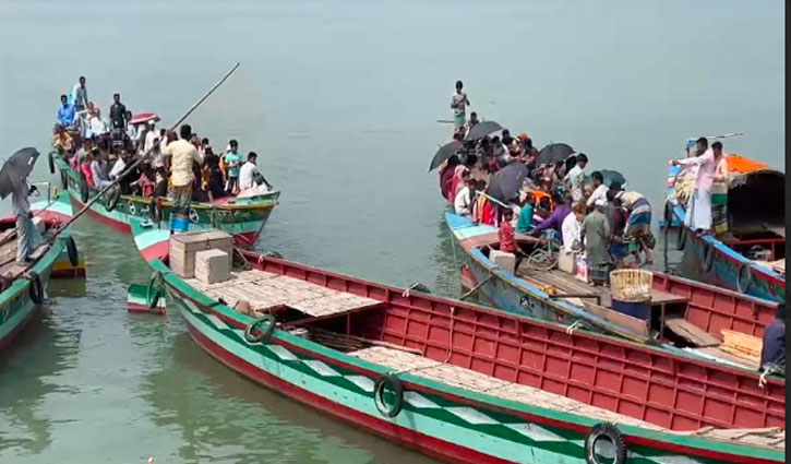 ট্রলার যখন নদী পারাপারের ভরসা