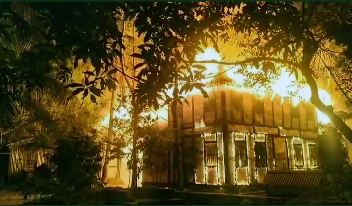 মুন্সীগঞ্জের লৌহজংয়ে আগুনে পুড়ল ৪ বসতঘর