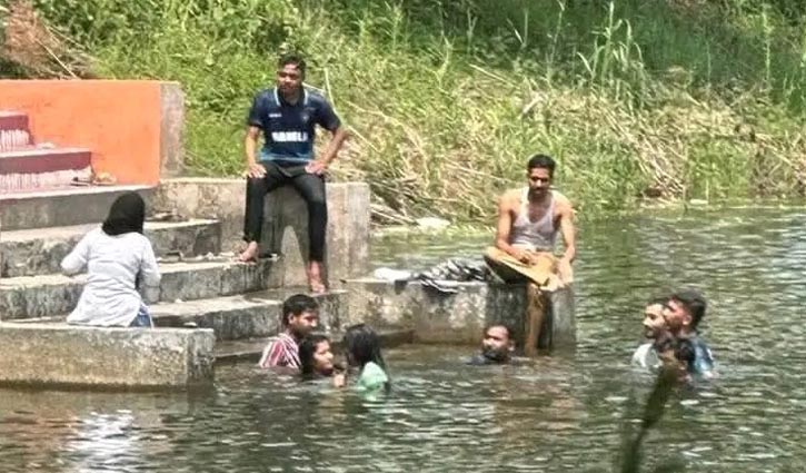 নোবিপ্রবির পুকুরে ছাত্র-ছাত্রীদের গোসলের ছবি ভাইরাল, ব্যবস্থা নেবে প্রশাসন