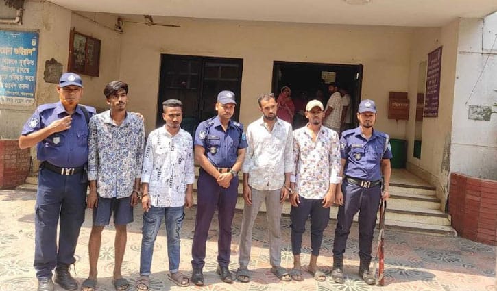 কোকাকোলার এজেন্টের গুদামে গিয়ে হুমকি, আটক ৪