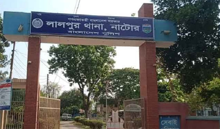 নাটোরে আইনজীবীর বাড়িতে দুর্ধর্ষ ডাকাতি, ৩ জনকে কুপিয়ে জখম নাটোরে আইনজীবীর বাড়িতে দুর্ধর্ষ ডাকাতি, ৩ জনকে কুপিয়ে জখম