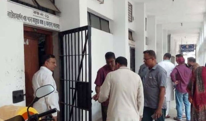 নাটোরে আদালতের মালখানা থেকে চুরি হওয়া স্বর্ণালংকার উদ্ধার