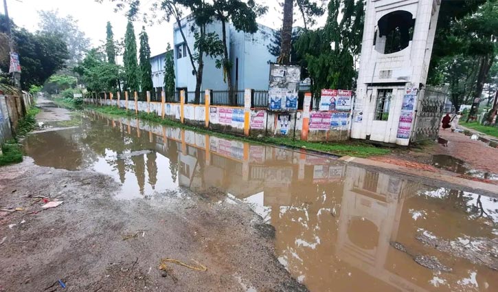 সামান্য বৃষ্টিতে নোয়াখালী কলেজে জলাবদ্ধতা, ভোগান্তি চরমে সামান্য বৃষ্টিতে নোয়াখালী কলেজে জলাবদ্ধতা, ভোগান্তি চরমে