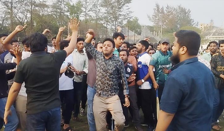 পাবিপ্রবিতে আম্পায়ারের সিদ্ধান্ত নিয়ে ২ বিভাগে উত্তেজনা, খেলা স্থগিত