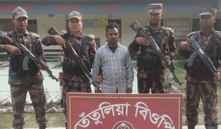 অবৈধপথে ভারত থেকে প্রবেশের সময় যুবক আটক