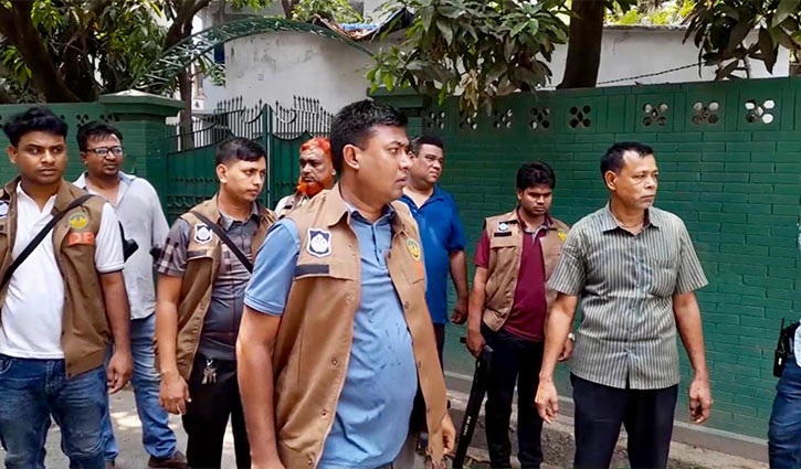 রিকশা যাত্রীর চোখে মরিচ ছিটিয়ে ১০ লাখ টাকা ছিনতাই