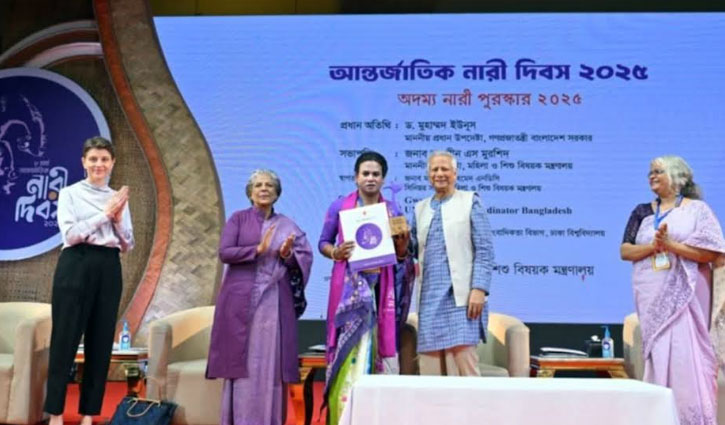 অদম্য নারী পুরস্কার পেলেন মোহনা