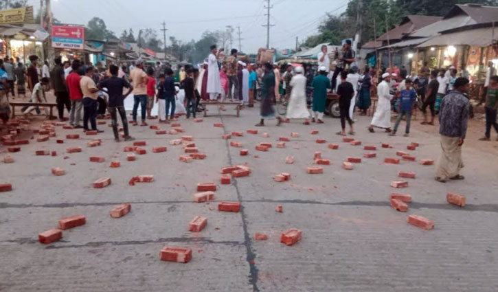 নওমুসলিমের বাড়ি ভেঙে ফেলায় সড়কে বিক্ষোভ-নামাজ আদায়