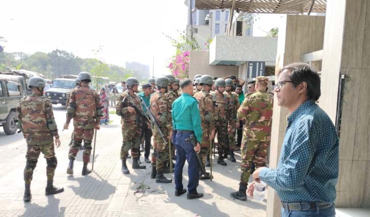 বিএসইসির চেয়ারম্যান-কমিশনারদের ঘেরাও