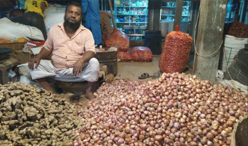 হিলি বাজারে পেঁয়াজের দাম লাগামহীন হিলি বাজারে পেঁয়াজের দাম লাগামহীন