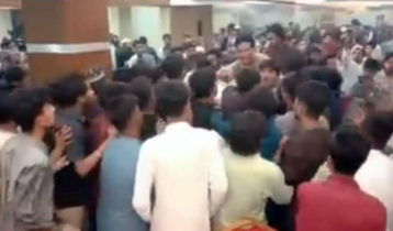 বরিশালে নাহিদ ইসলাম ইসলামের সামনেই ২ গ্রুপের হাতাহাতি
