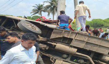ফরিদপুরে বাস উল্টে খাদে, নিহত ৫ 
