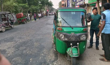 কাভার্ড ভ্যানের ধাক্কায় অটোরিকশা যাত্রী নিহত