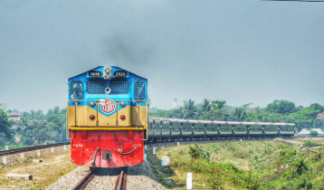 সেলফি তুলতে গিয়ে ট্রেনের ধাক্কায় নবদম্পতি নিহত