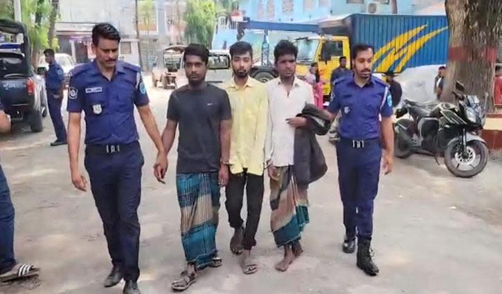 কভার্ডভ্যান চুরির পর টুকরো টুকরো করেন তারা কভার্ডভ্যান চুরির পর টুকরো টুকরো করেন তারা