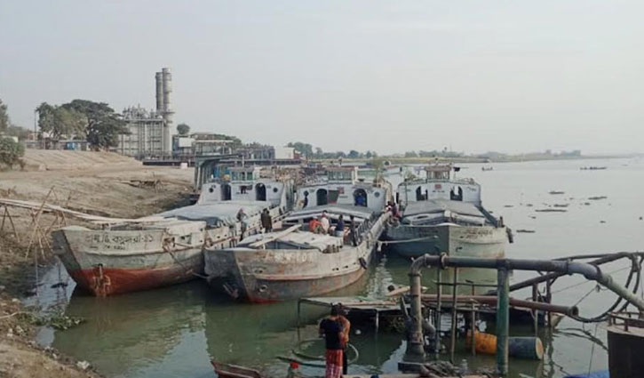 নাব্য সংকটে ভিড়ছে না বড় জাহাজ, লোকসানে ব্যবসায়ীরা