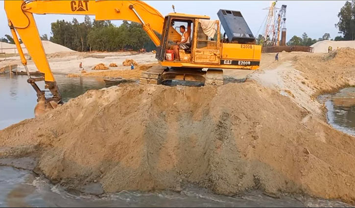 যমুনায় বালু উত্তোল‌ন, ৭ জন‌কে ভ্রাম্যমাণ আদাল‌তের সাজা