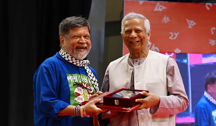 একুশে পদক তুলে দিলেন প্রধান উপদেষ্টা